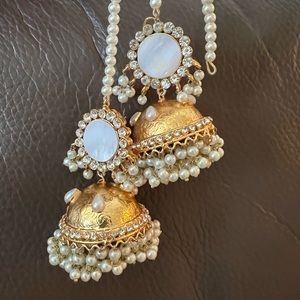 Jhumka jhumke gold color earrings.